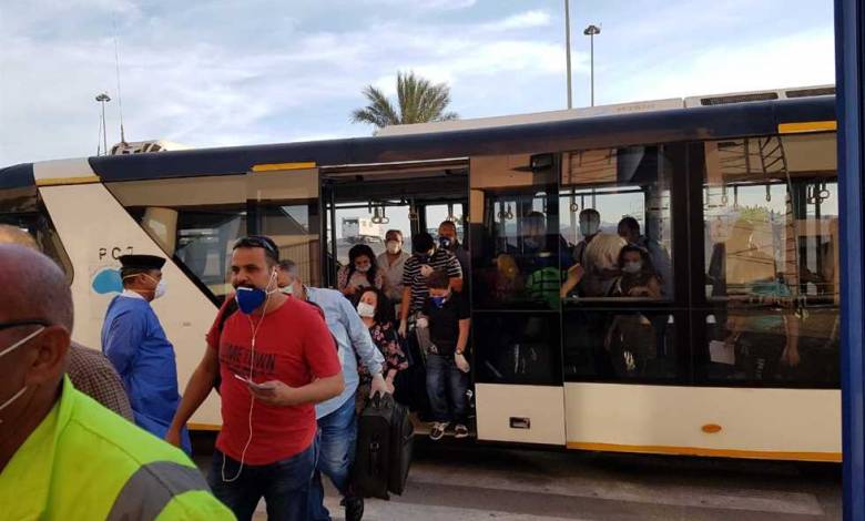 مطار مرسى علم يستقبل المصريين العالقين في لندن وإخضاعهم للفحص الطبي