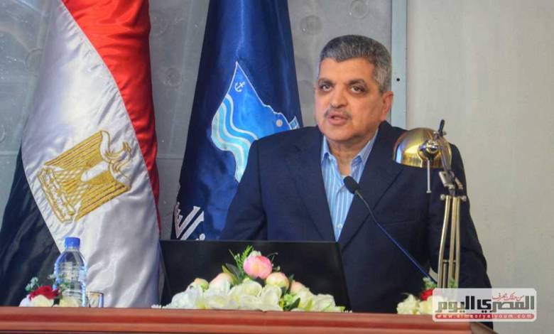 «بمليون دولار».. رئيس هيئة قناة السويس يكشف تفاصيل عبور أكبر وأحدث سفينة بالعالم