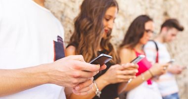 68 % من الهواتف المحمولة ملوثة بالفيروسات.. ونصائح لتعقيمها بالكحول