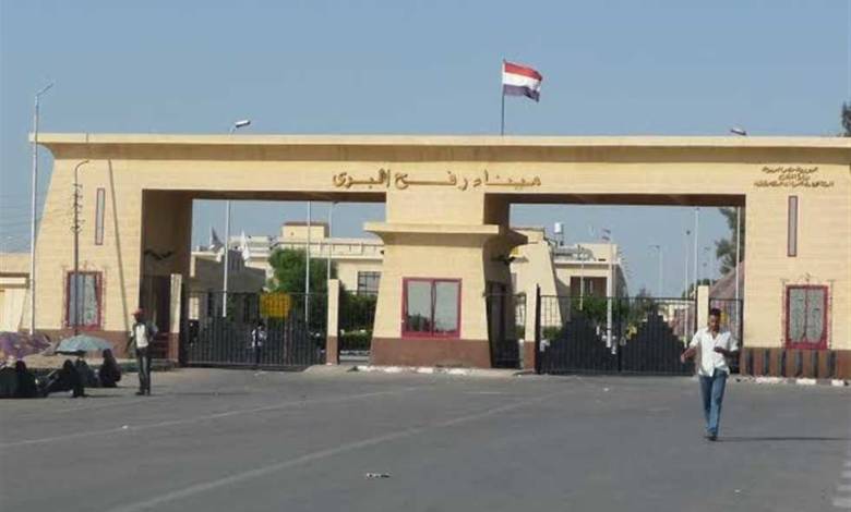 مصر تواصل فتح معبر رفح البري لعبور المسافرين وإدخال المساعدات