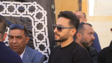 Photo of لقطات من جنازة والدة الفنان أحمد عصام.. حمادة هلال وتامر حسني يأخذان واجب العزاء وميرهان حسين تسانده