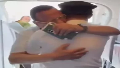 Photo of الأخير بكى فرحًا.. طيار مصري يُفاجئ والده بقيادة الطائرة التي يستقلها