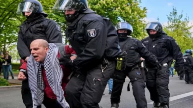 Photo of الشرطة الألمانية تعتدي بالضرب على متظاهرين داعمين لغزة- فيديو