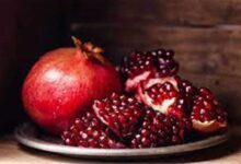 Photo of بـ«سشوار الشعر».. حيل لم تسمع عنها من قبل لتفصيص الرمان دون مجهود