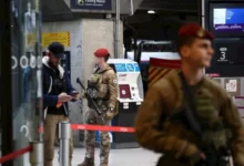 Photo of باريس: إخلاء محطة مونبارناس بعد اعتداء رجل بسكين على ضباط شرطة