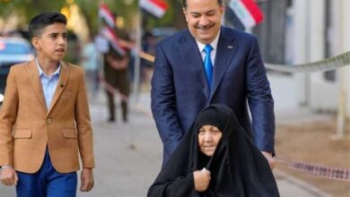 Photo of على كرسي متحرك.. رئيس الوزراء العراقي يرافق والدته لـ«صناديق الاقتراع»