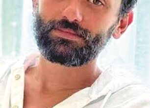 Photo of منة شلبي وكريم عبدالعزيز خارج رمضان