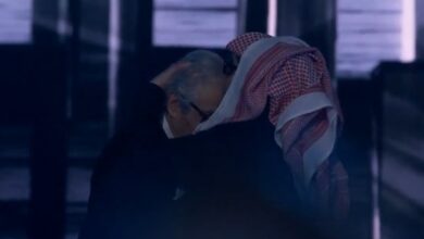 Photo of حفل «Joy Awards».. تركي الشيخ يقبل رأس فاروق حسني