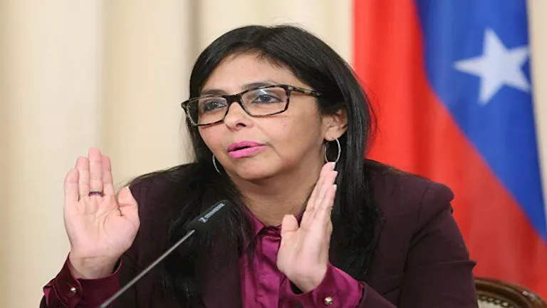 نائبة الرئيس الفنزويلي تؤدي اليمين الدستورية كرئيسة مؤقتة للبلاد