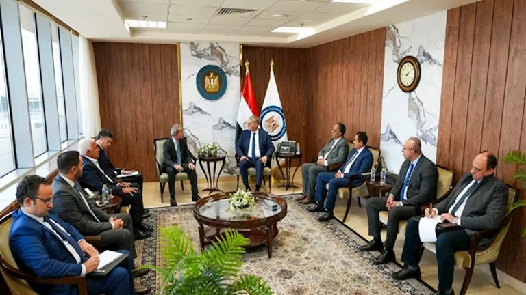 وزير البترول يبحث مع 