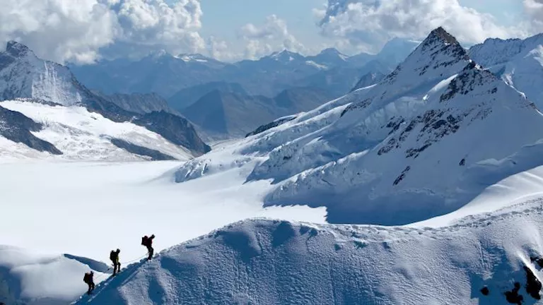 مقتل شخص وإصابة اثنين جراء انهيار ثلجي في شمال إيطاليا
