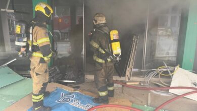 Photo of إصابة 3 إطفائيين في حريق مجمع بالسالمية
