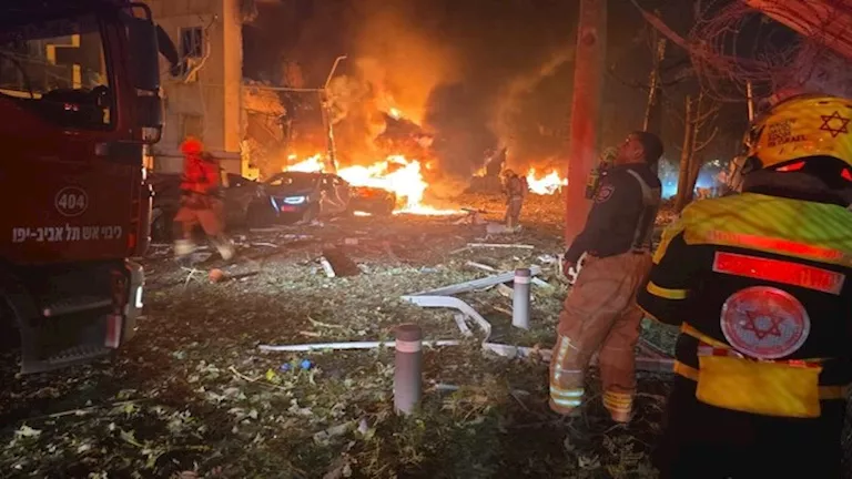 صواريخ إيران تُزلزل إسرائيل وسط انفجارات قوية في تل أبيب