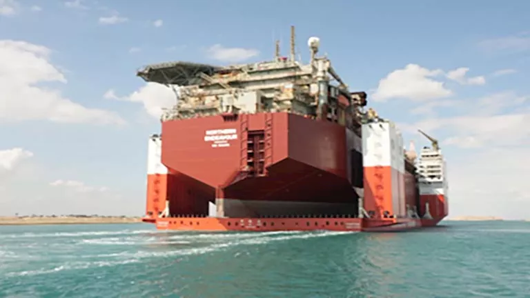 هيئة بريطانية: تعرض سفينة حاويات لأضرار جراء مقذوف قرب الإمارات